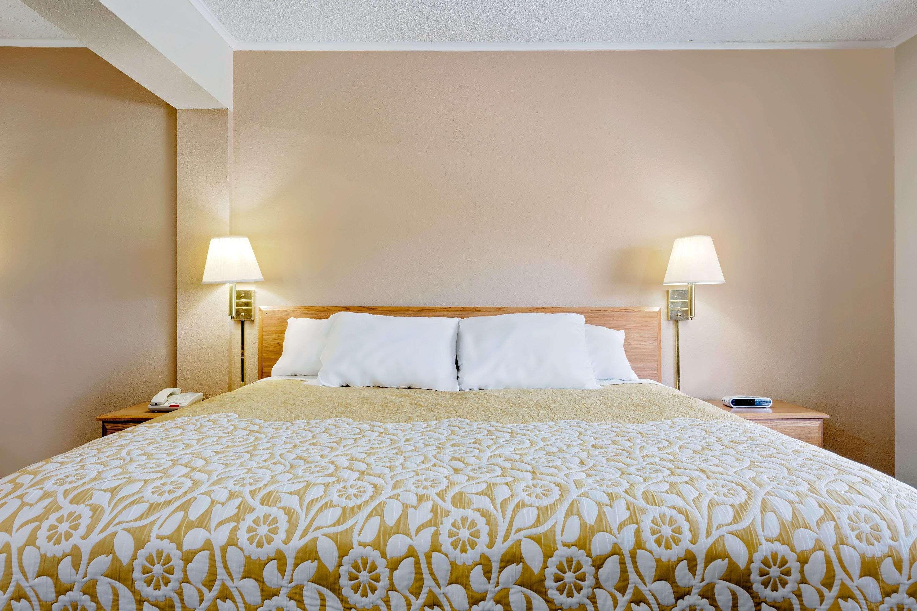 Days Inn By Wyndham Fairmont Kültér fotó
