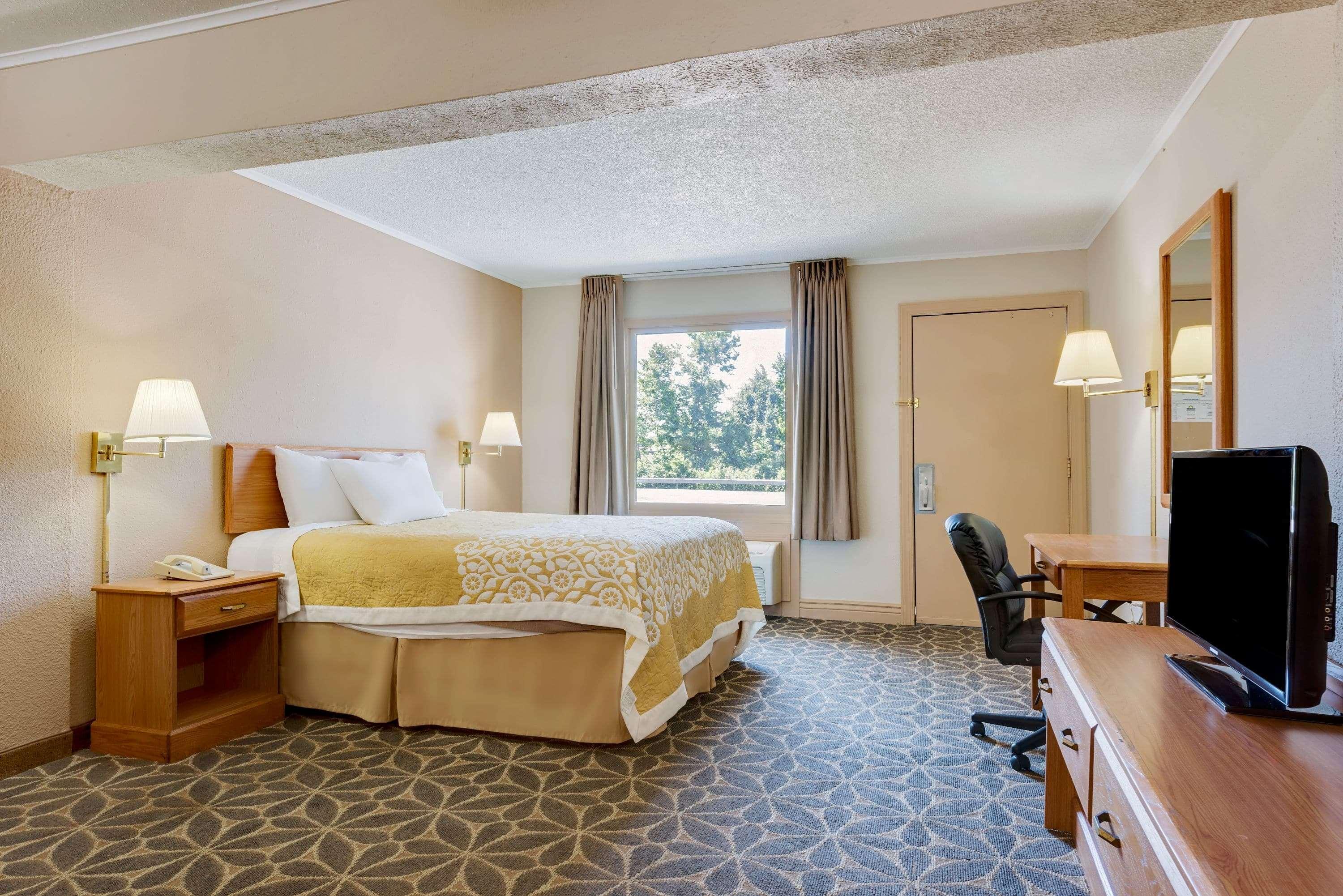 Days Inn By Wyndham Fairmont Kültér fotó