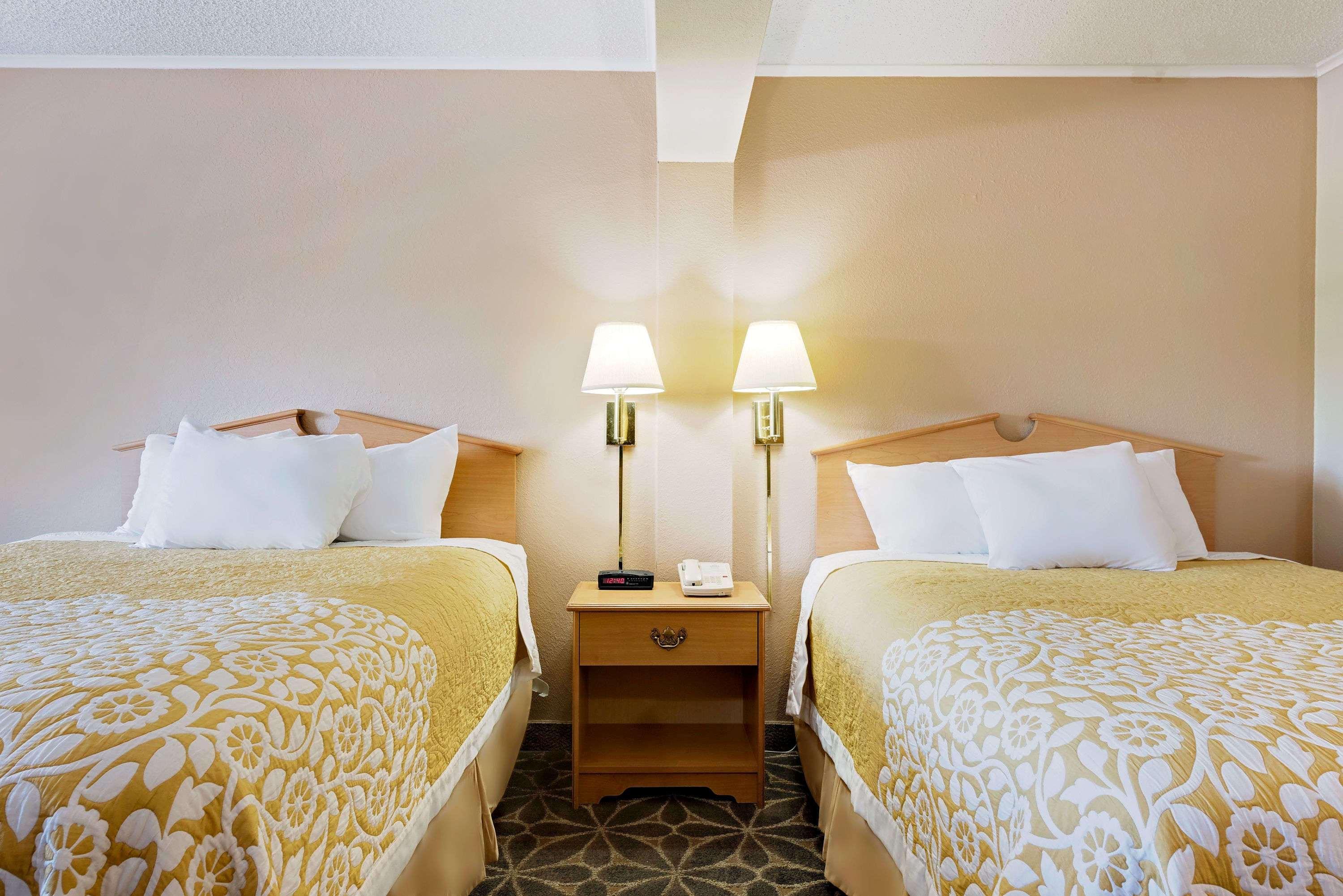 Days Inn By Wyndham Fairmont Kültér fotó
