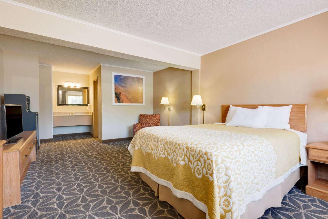 Days Inn By Wyndham Fairmont Kültér fotó