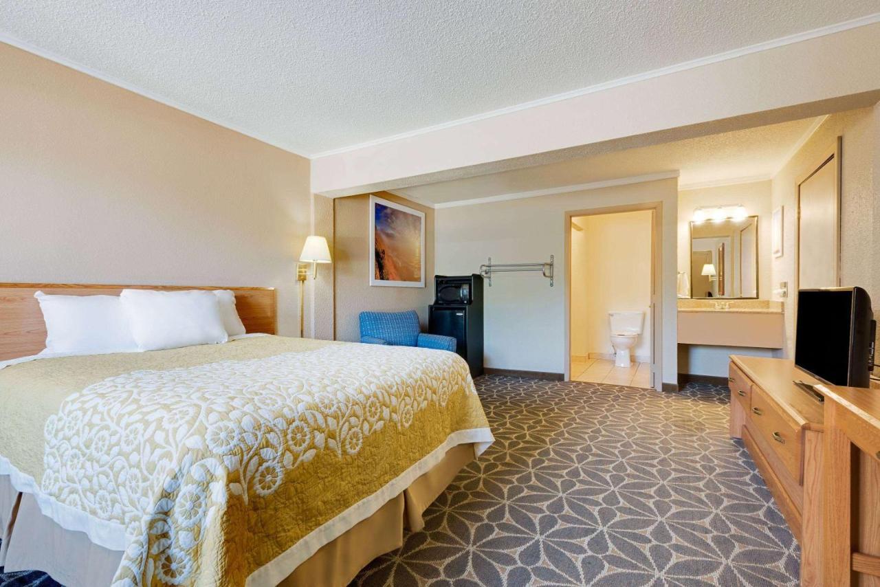 Days Inn By Wyndham Fairmont Kültér fotó