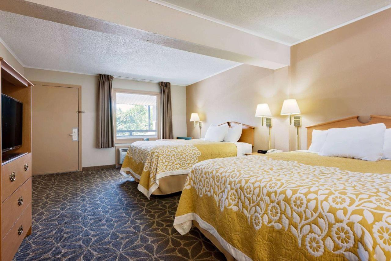 Days Inn By Wyndham Fairmont Kültér fotó