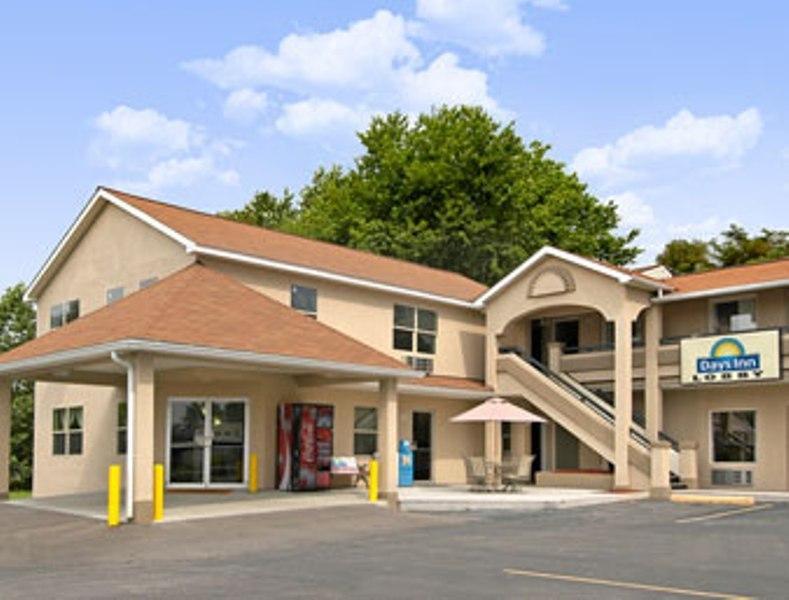 Days Inn By Wyndham Fairmont Kültér fotó