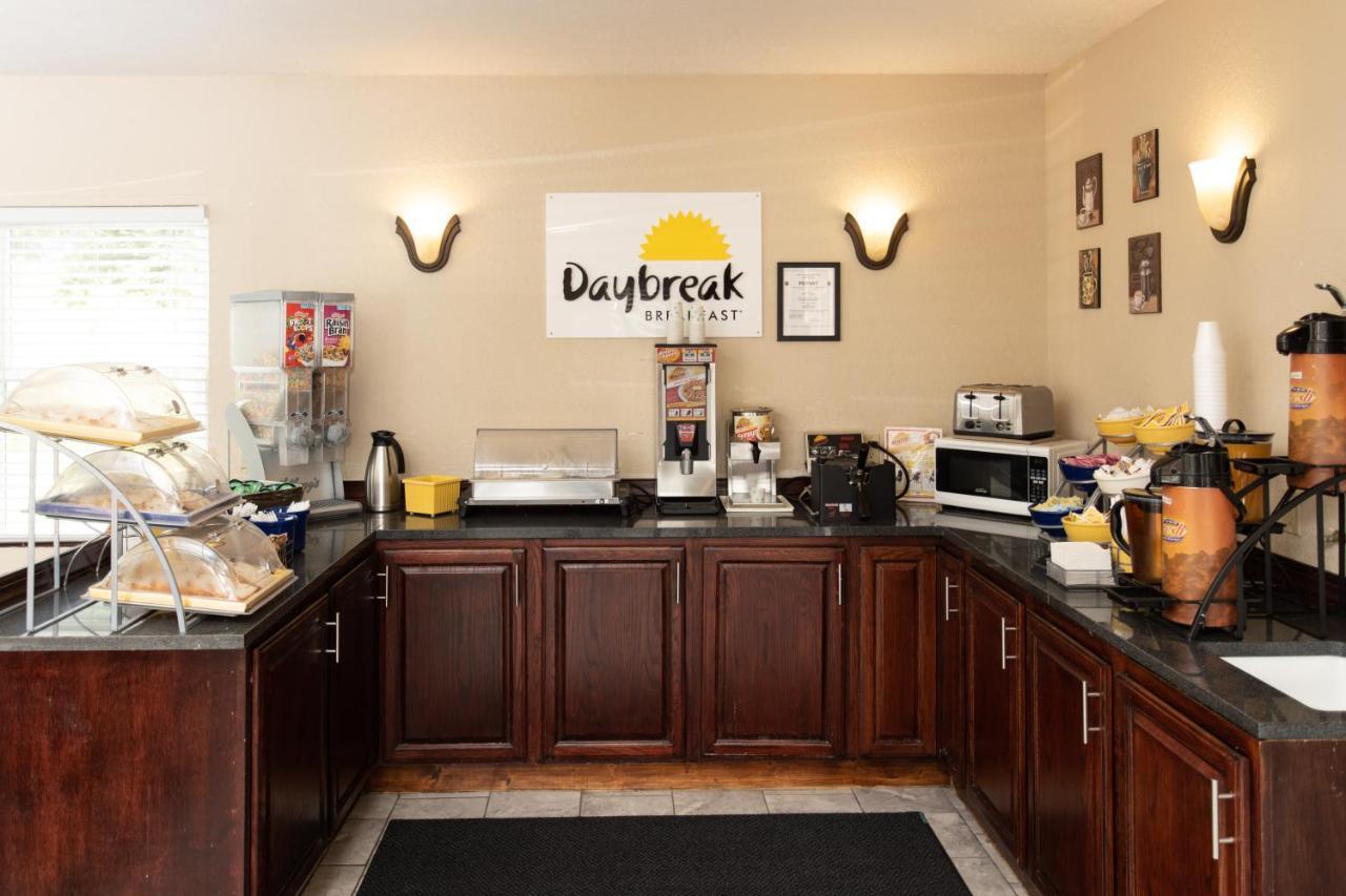 Days Inn By Wyndham Fairmont Kültér fotó