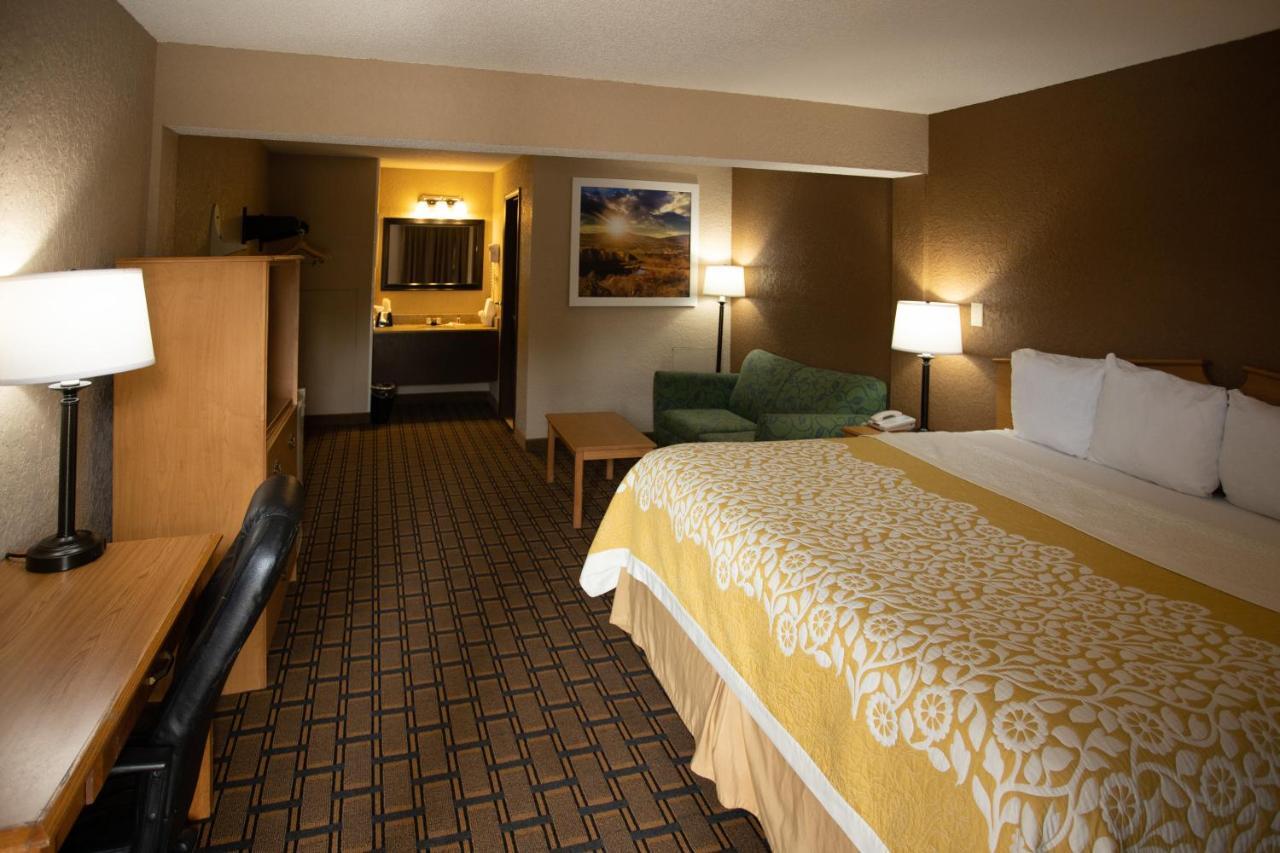 Days Inn By Wyndham Fairmont Kültér fotó