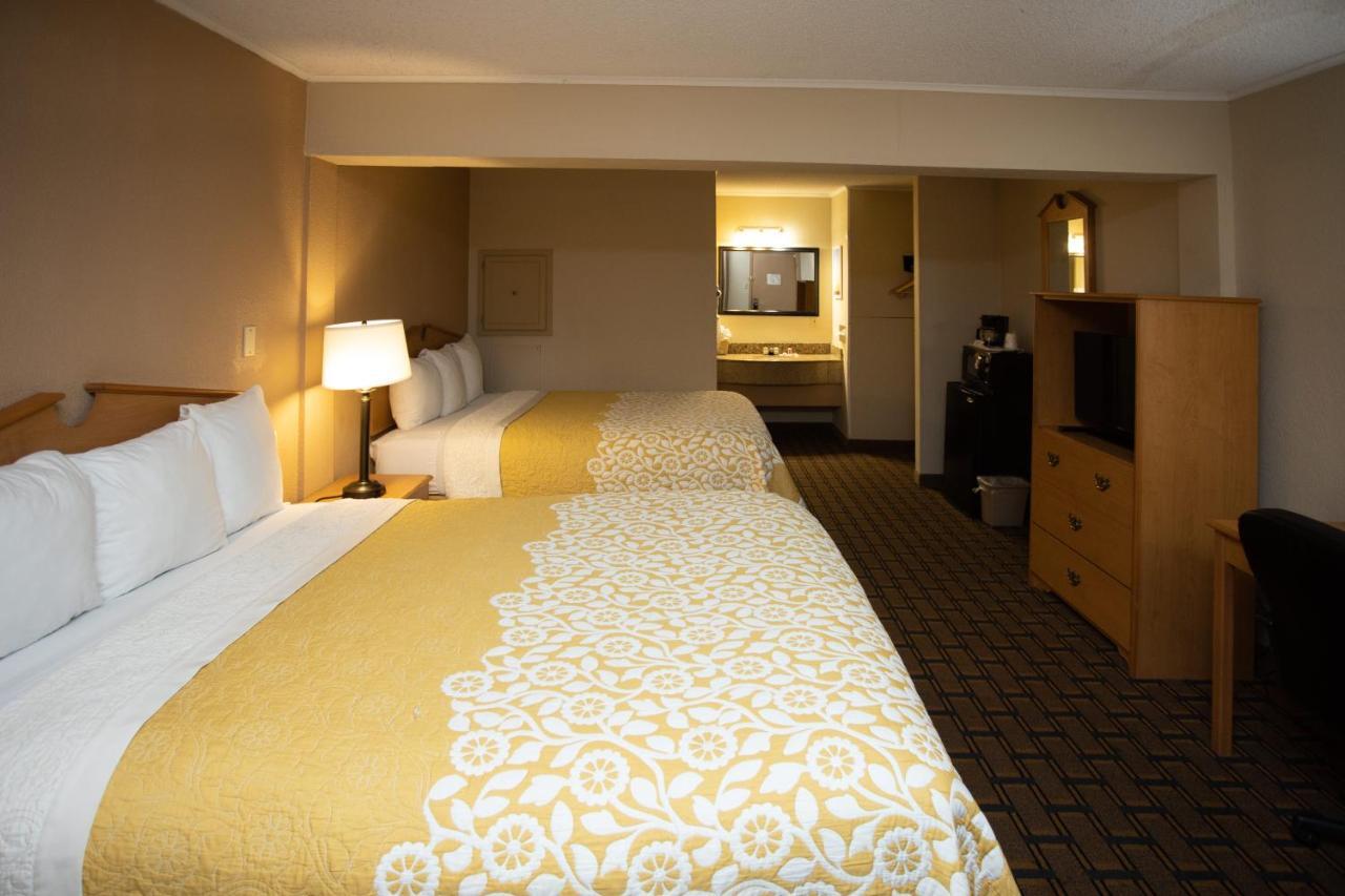 Days Inn By Wyndham Fairmont Kültér fotó