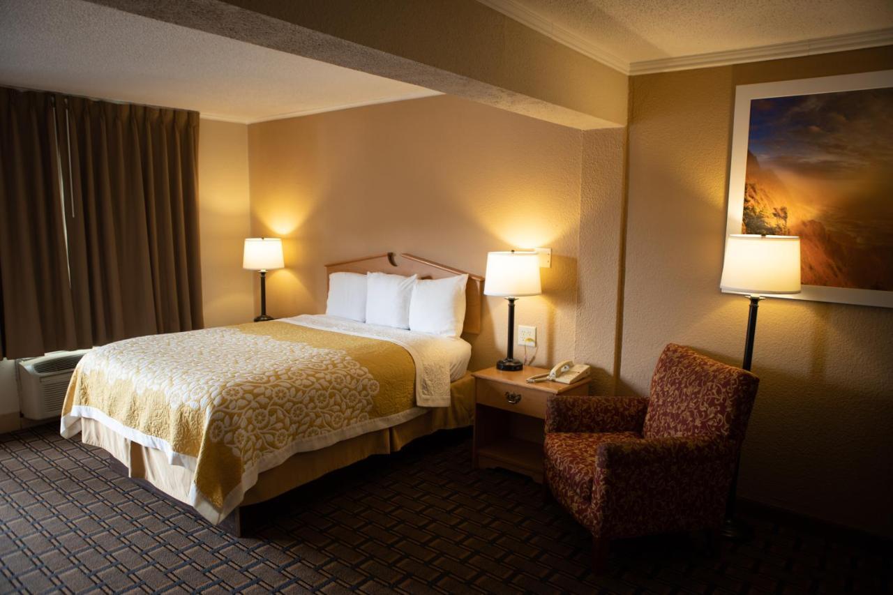 Days Inn By Wyndham Fairmont Kültér fotó