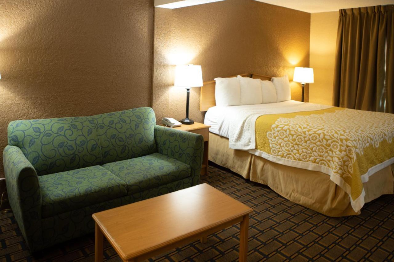 Days Inn By Wyndham Fairmont Kültér fotó