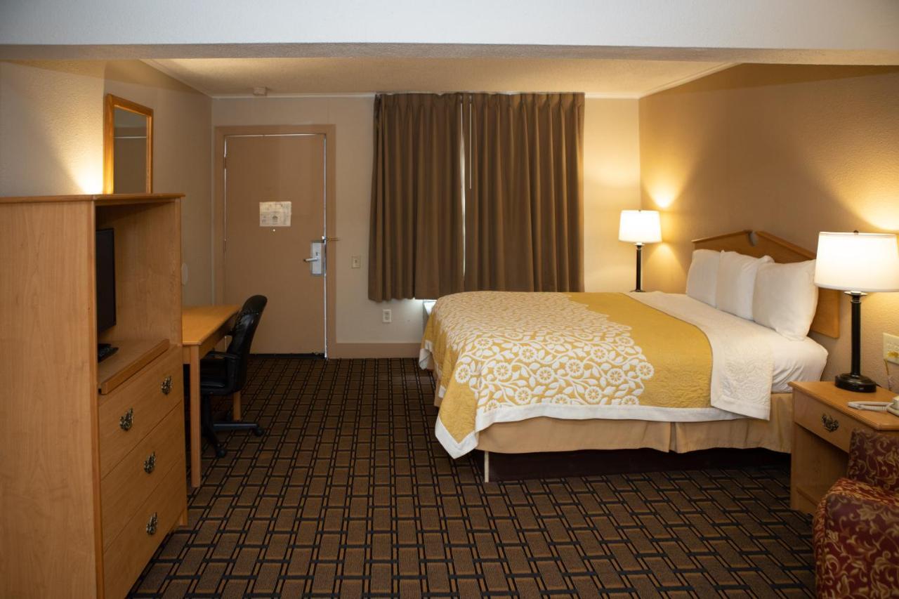 Days Inn By Wyndham Fairmont Kültér fotó